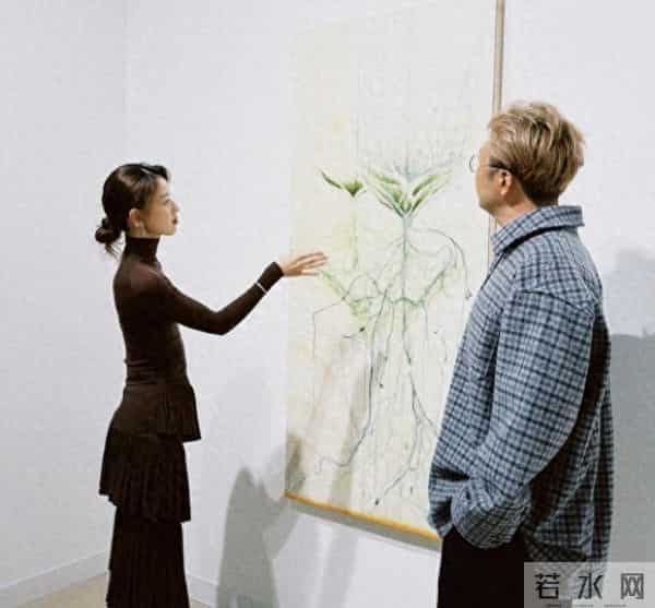 杜海涛和刘强东老婆章泽天一起看展,身材苗条有气质,很美