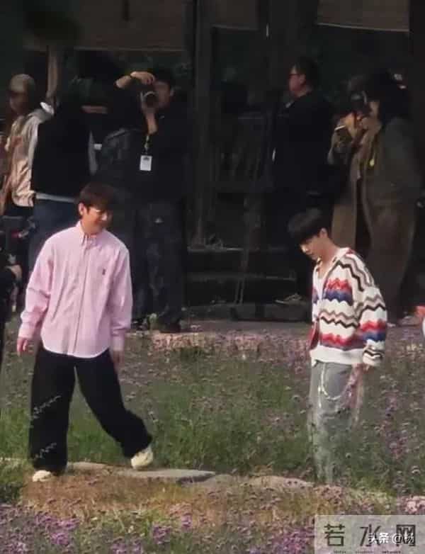 51岁何炅乌镇被偶遇，穿粉色条纹衬衣步伐矫健，带金丝眼镜显年轻