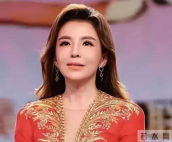 央视主持人朱迅:挚爱离世,抗癌16年,51岁与大自然为伴,今又在景区救人!真是人美心善~。