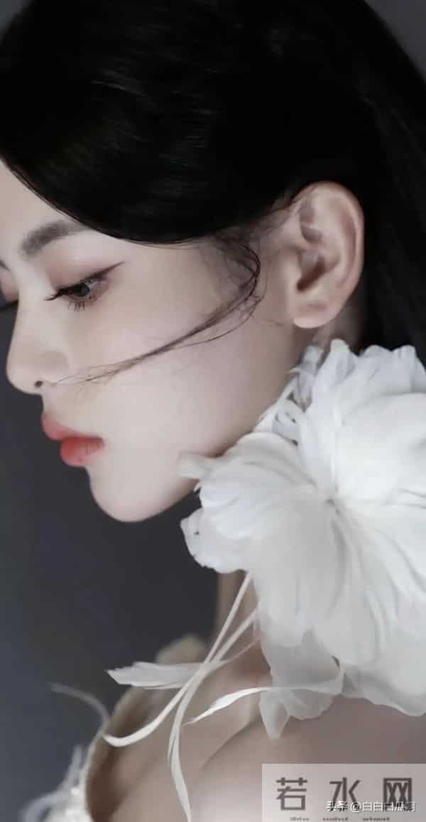 杨超越,除了颜值和身材,就剩性感了!