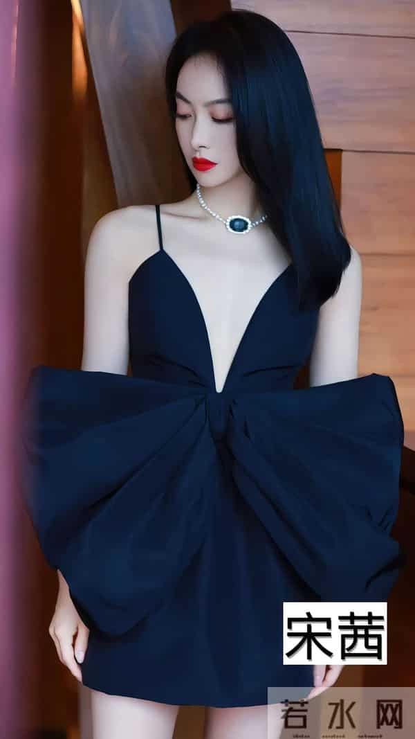 深V才是必杀技!姐姐一弯腰,全场心跳都漏拍