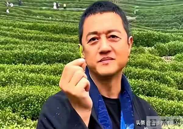 王菲对李亚鹏的“疏离感”藏不住:离婚11年同框仍显尴尬。