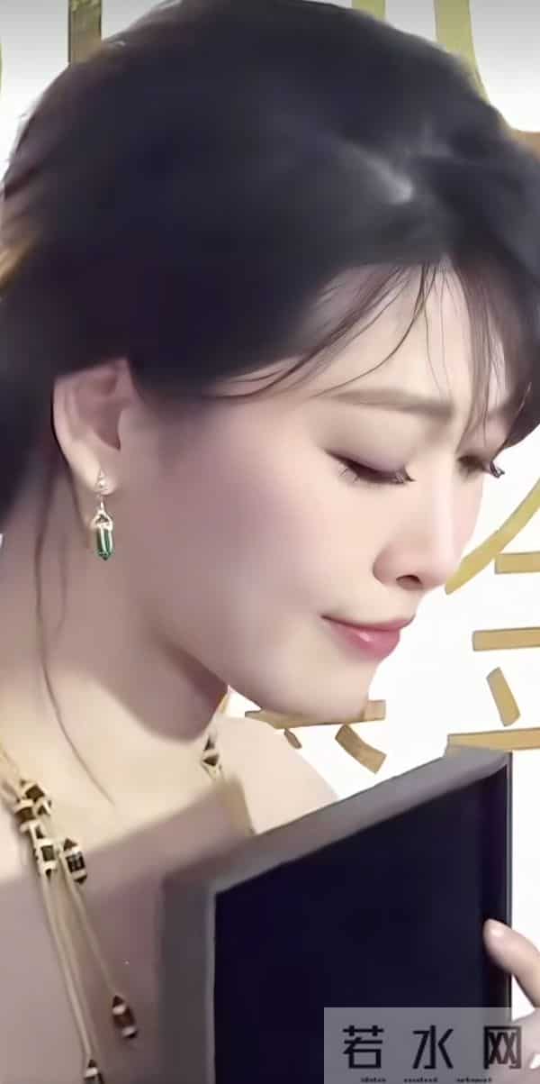 周丽淇真是360度的美,眼睛有特点,会放电,皮肤也是白皙无暇