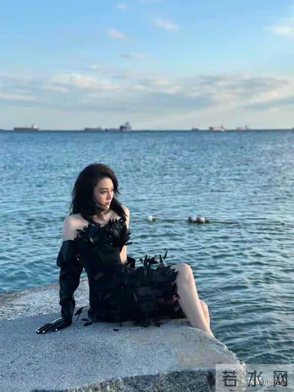张馨予黑裙配光脚,岸畔自在倚靠,冷艳中藏着舒展的惊艳!