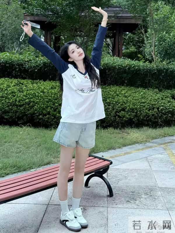 王楚然 蜂腰长腿肌肤如雪,笔直修长大白腿,不愧是上戏校花