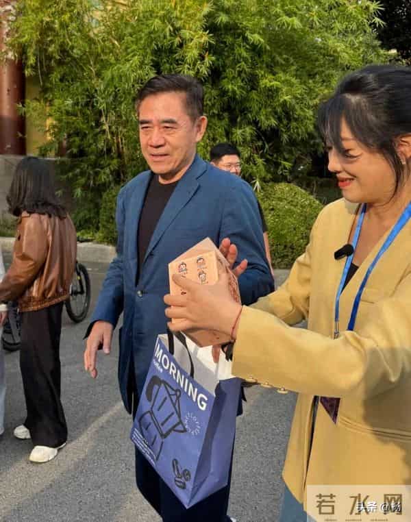 65岁陈宝国现身南京师范大学，一身正装气质儒雅，展现艺术修养！