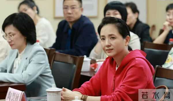 不拍吻戏、不嫁豪门,30岁自毁前程演妈妈,丈夫是她叛逆的后盾