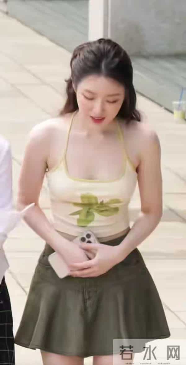 惊呆了,叶舒华竟然是这样穿的,风情万种动人心!