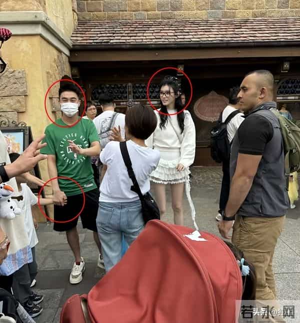 迪士尼偶遇何猷君一家,4岁女儿背1.7万挎包,奚梦瑶本人美到失语