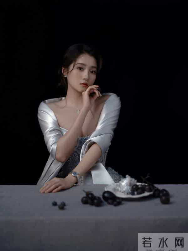 关晓彤的礼服会讲故事!银灰披风抹胸镶钻裙,灵动得像偷了仙女裙