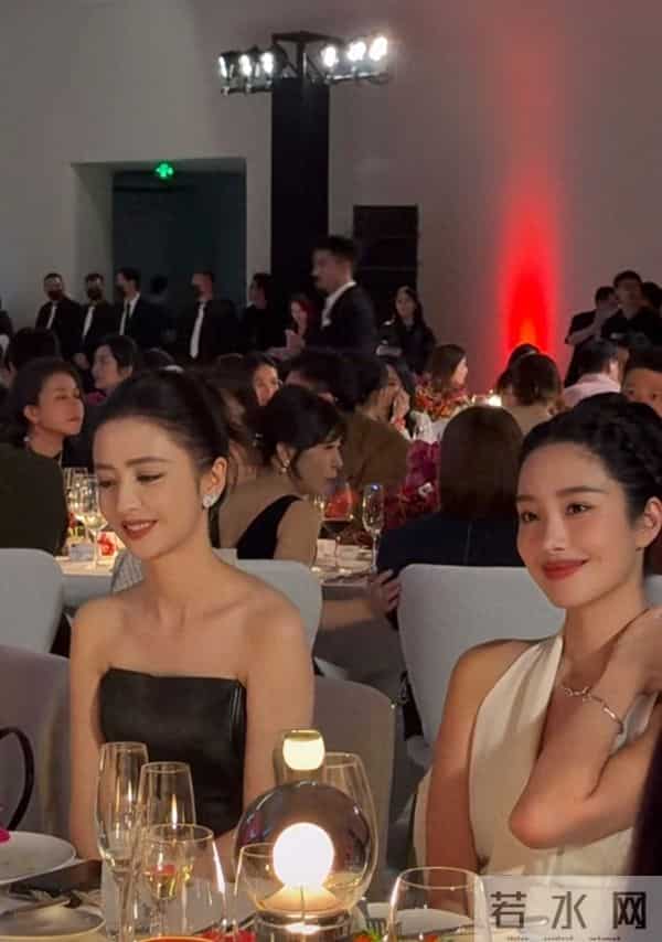 佟丽娅与杨采钰参加晚宴坐一起，一个黑裙一个白裙，美的太耀眼！