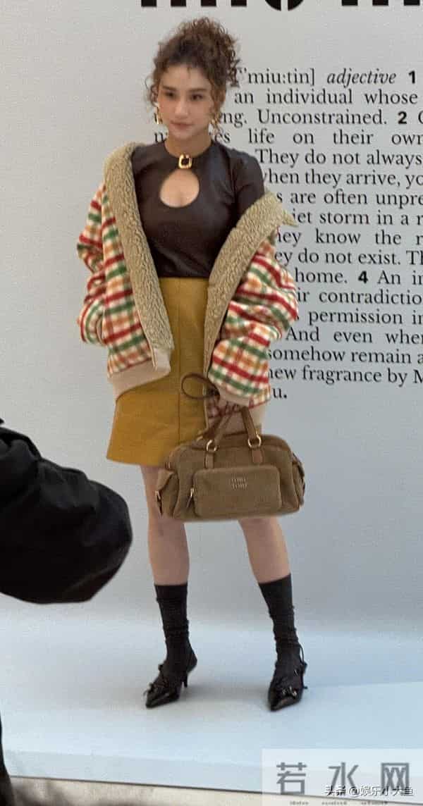 何超莲参加上海miumiu活动,穿格子外套配超短裙,羊毛卷发型好美