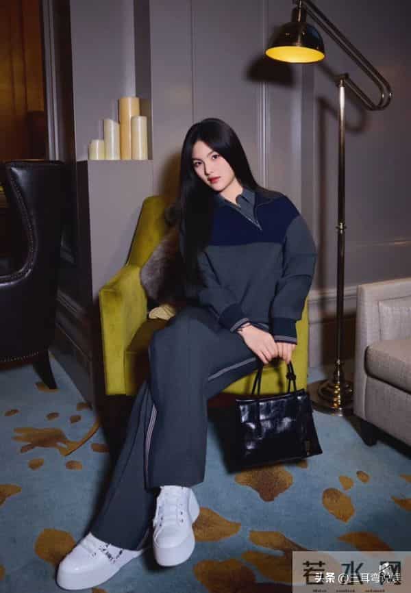 王诗龄现身上海参加活动，这次衣服穿对了，与何超莲同框好养眼