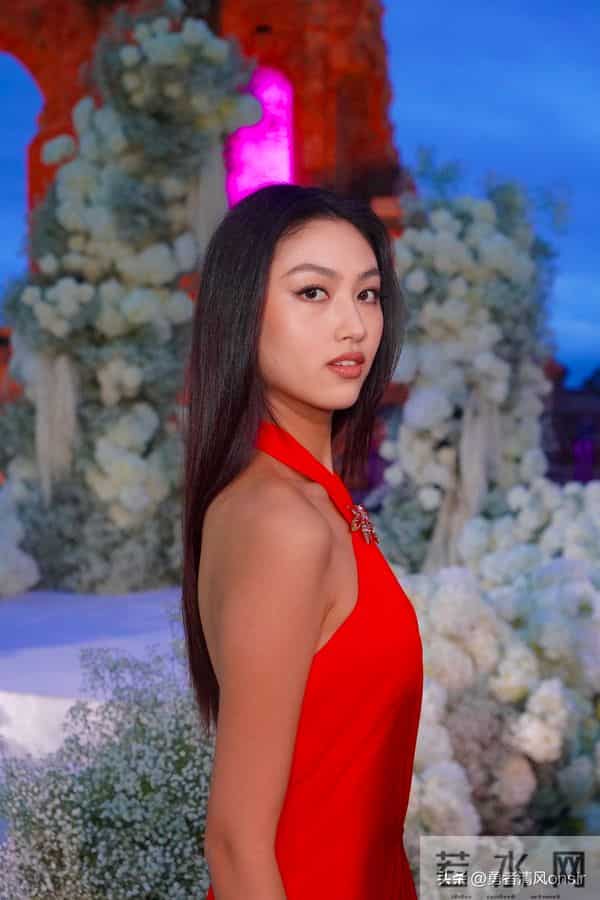 任达华一家意大利参加婚礼,20岁任晴佳身材高挑,又瘦又美如超模