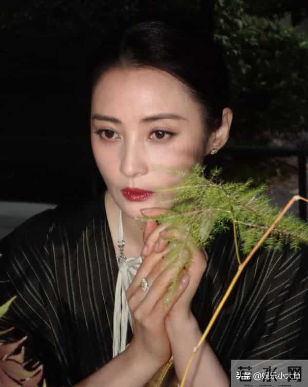 蒋勤勤出席电影大数据荣誉之夜，竖条纹中式衣，红唇点缀更显风情