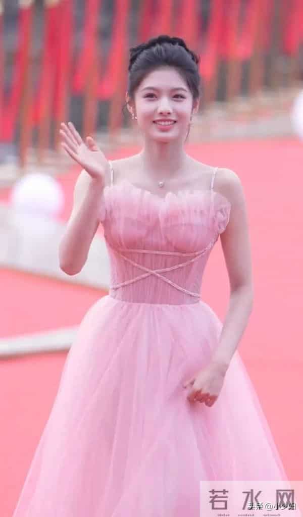 横店这一夜,珠圆玉润的短剧女神郭宇欣,秒了内娱一堆“排骨精”