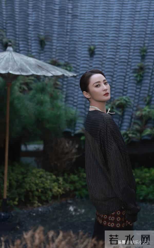 蒋勤勤出席电影大数据荣誉之夜，竖条纹中式衣，红唇点缀更显风情