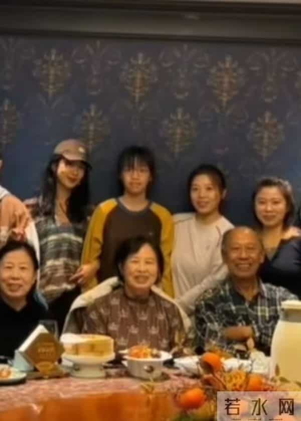 32岁杨紫陪父母和家人相聚,杨紫父亲低调随和,杨紫母亲状态年轻