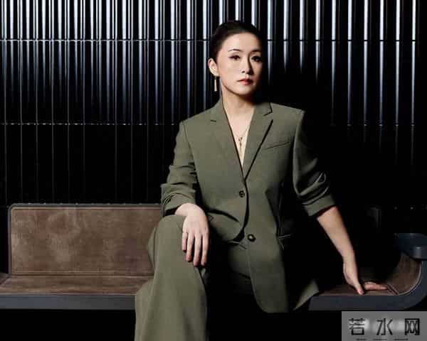 “后台硬到可以捞人”?秦雯袭警事件网友怒斥:看她后台有多硬!