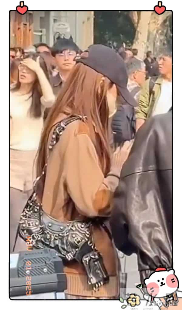 Angelababy和闺蜜现身上海街头被偶遇，baby打扮时髦，少女感十足