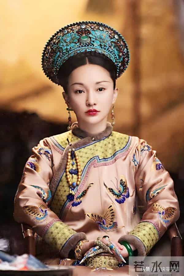 50岁周迅头发花白,瘪嘴模样一脸老态认不出,无儿无女成最大遗憾