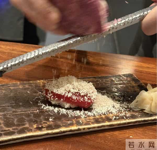 夏露更新动态,晒和儿子万圣节cos照,美貌真的很吸睛马龙太幸福