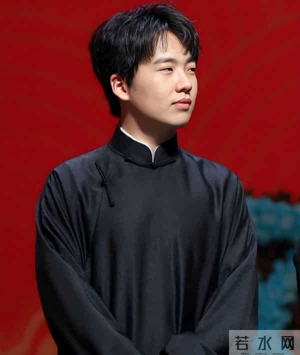 郭德纲带妻儿澳洲度假，大庄园挽手合照，郭汾阳扎耳洞手机不离手