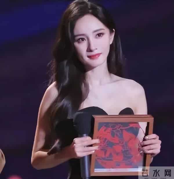 和刘恺威离婚7年后,杨幂高调官宣喜讯,两人早已形同陌路