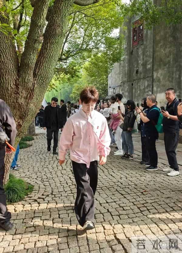 51岁何炅乌镇被偶遇，穿粉色条纹衬衣步伐矫健，带金丝眼镜显年轻