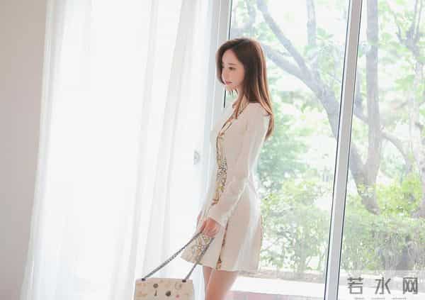 孙允珠-西亚简约风锁链流苏纯白外套