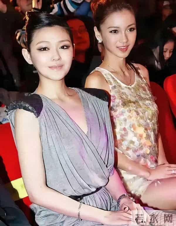 大S与巅峰时期杨颖合照,居然没输,白皮肤在合影时优势就出来了