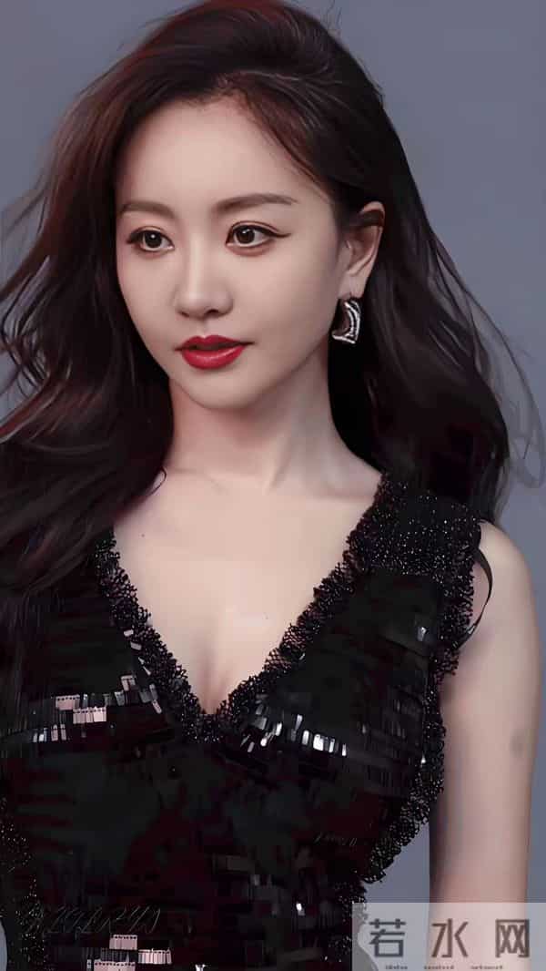 杨蓉这胸是真的吗？跟两个足球一样了，真的非常好看了