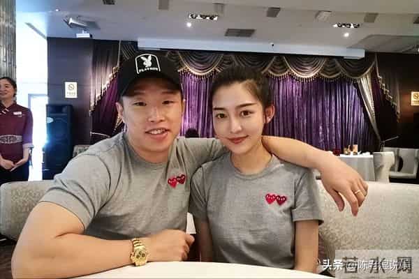 德云社副总烧饼现状:已成功挤进上流社会,打高尔夫、走国际范