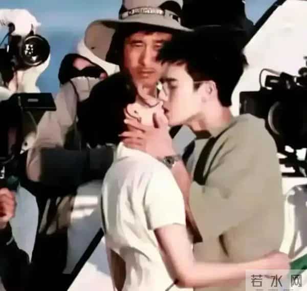 关晓彤海边当众拥吻吻得好认真,看的我都不好意思了