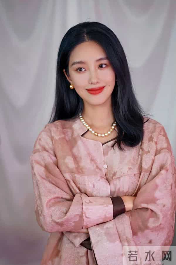 杨采钰和妈妈合照曝光,杨妈妈漂亮又有气质,看起来好年轻的呀!