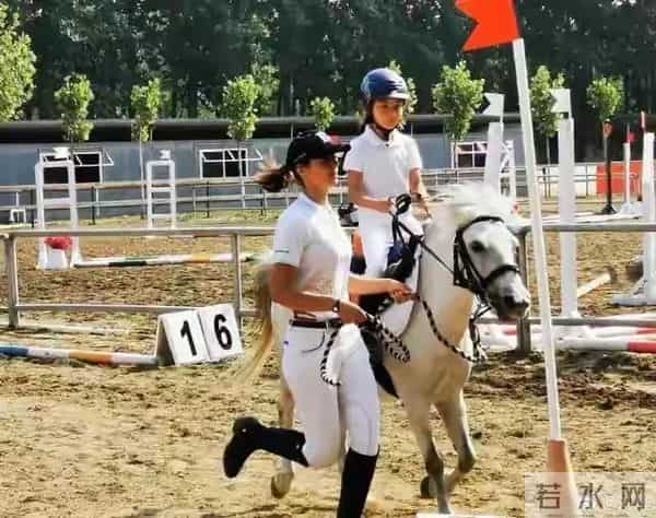 偶遇刘烨儿子陪妹妹霓娜骑马,15岁诺一打扮潦草粗糙,差点认不出