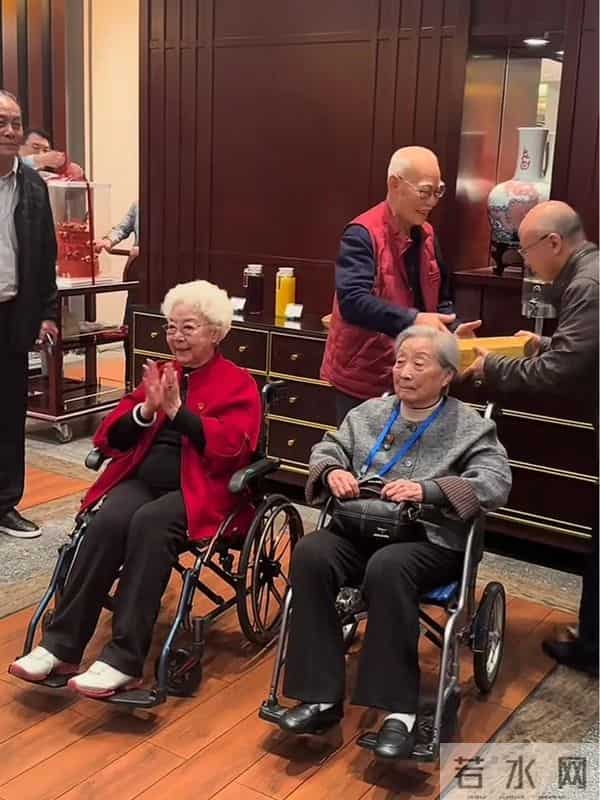 张勇手庆生张光北忙张罗,两人并非父子!陈宝国送花托束超细心