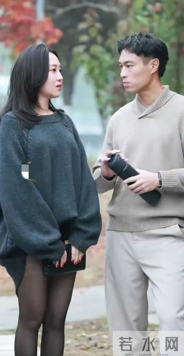 杨佑宁老婆看着好自然，气血很足的美，感觉很旺夫，穿搭真潮流