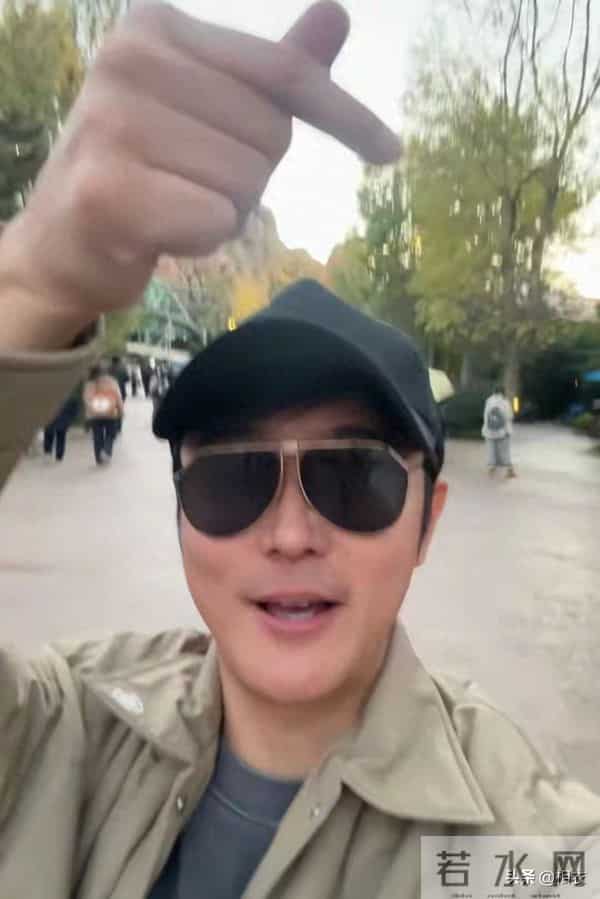 张丹峰一家四口游玩,洪欣藏张丹峰背后甜笑!儿女齐出镜好幸福