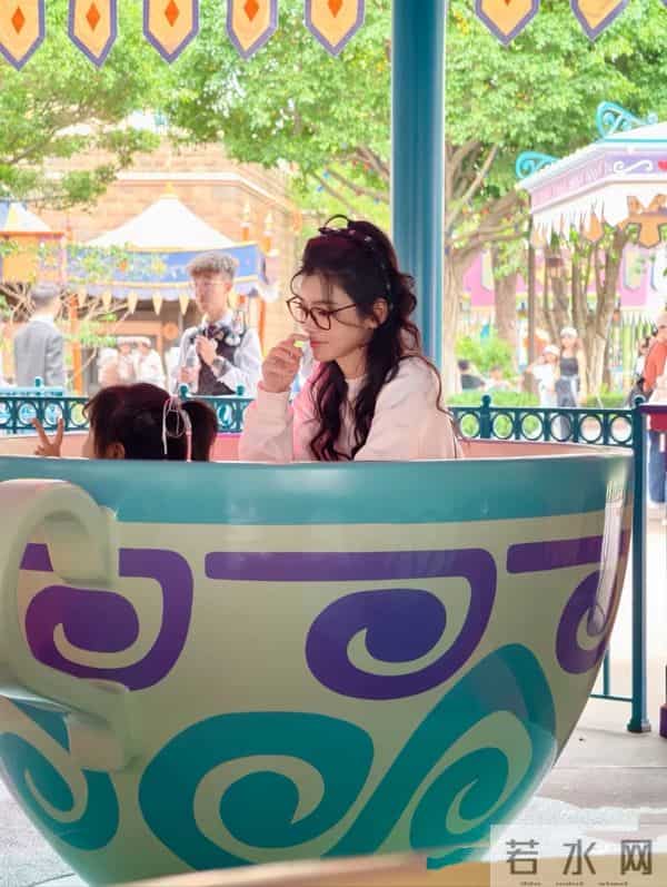 奚梦瑶给女儿庆生,兄妹俩露正脸长很像,4岁Romee背香奈儿好时髦