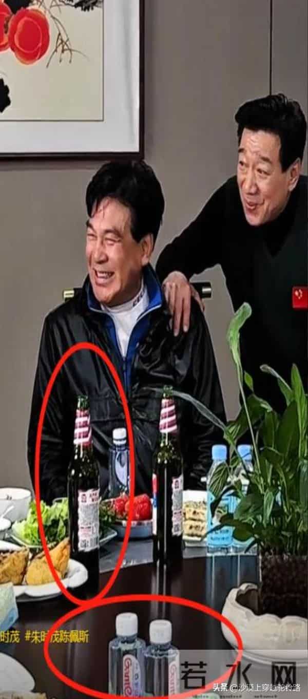 陈佩斯和姜昆、朱时茂聚餐，高档会所喝5块汽水，合影暴露了咖位