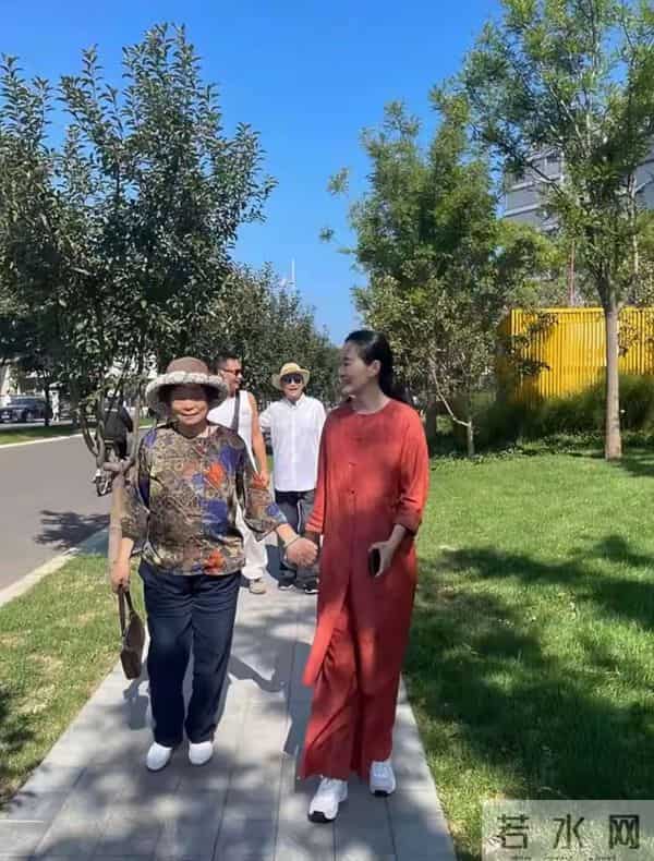 林依轮大儿子26岁生日!三代同堂非常温馨, 87岁老母亲已坐轮椅