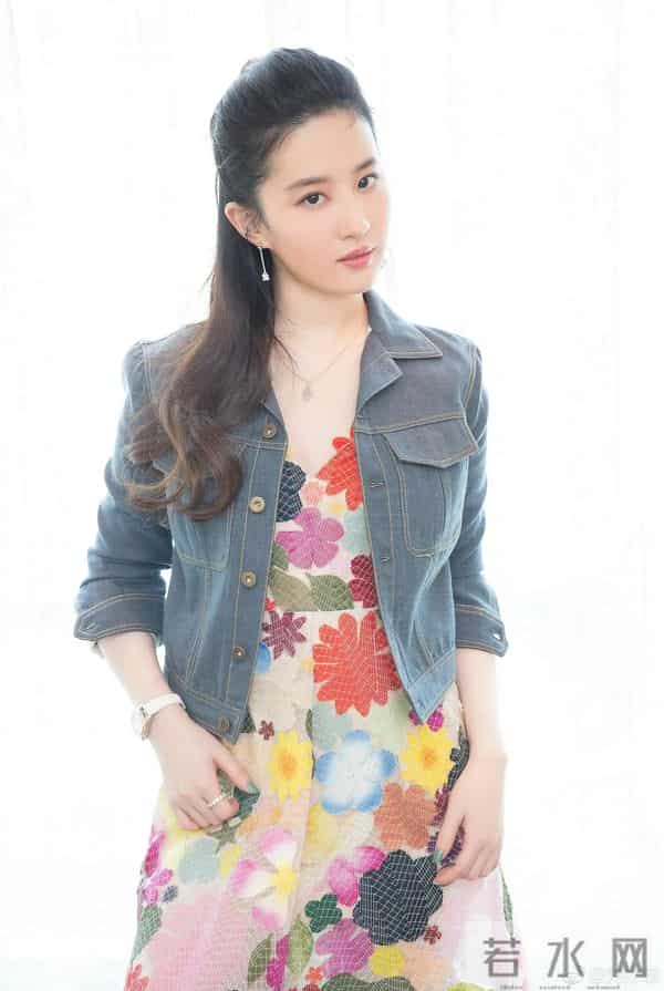 刘亦菲红色带毛一字带高跟鞋,年轻时的刘亦菲很清纯唯美