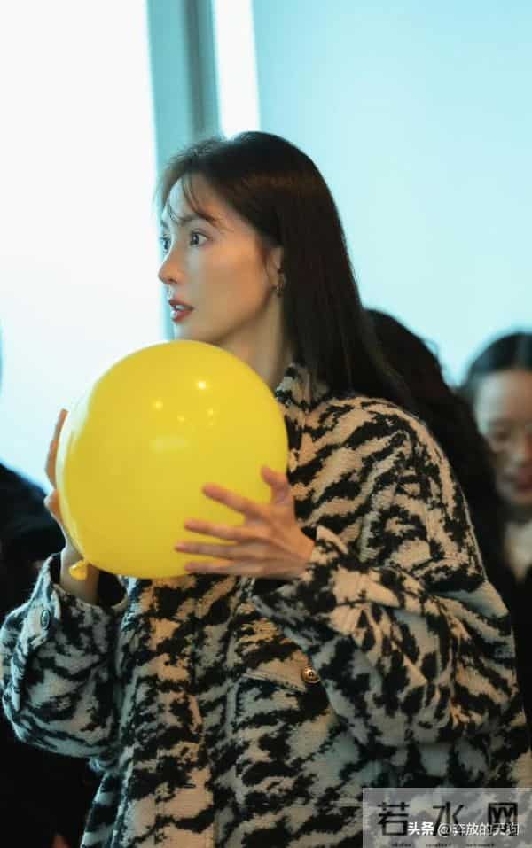 34岁金晨增肥后大变样,穿灰色大衣坐公交像少女,美得像换了个人