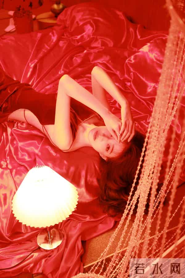 真看不出来 徐璐挺放的开的 蹦迪嗨玩 肚兜美背撩人