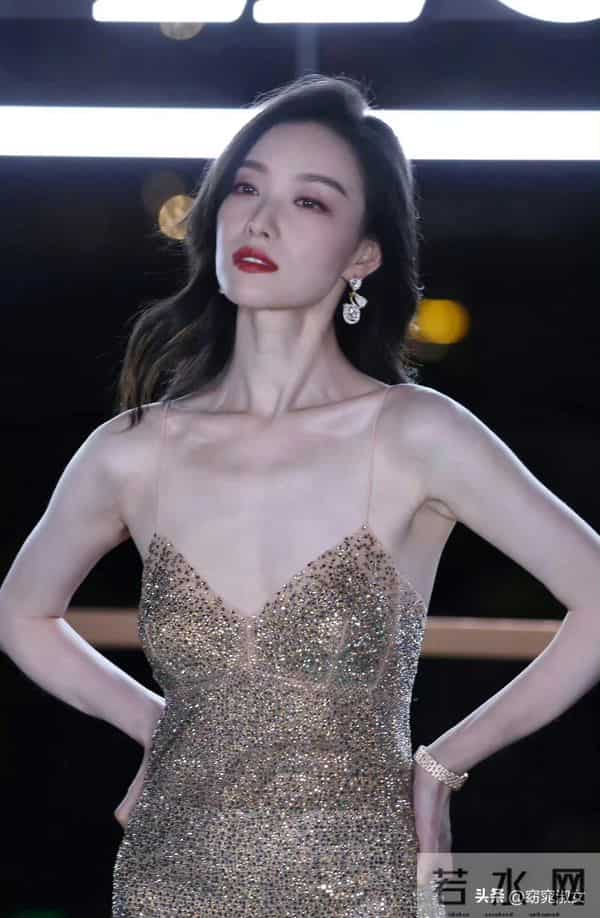 演员倪妮生图状态,大骨架,排骨胸挂不住肉,瘦的吊带裙撑不起来