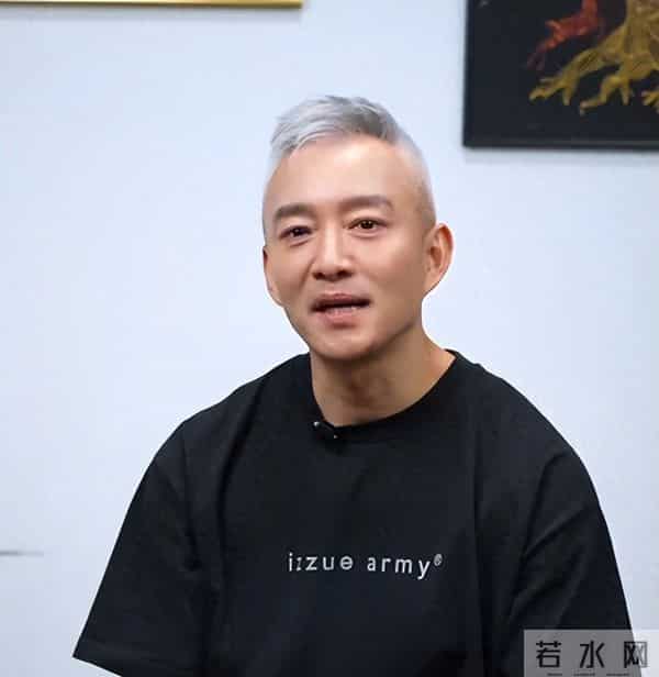 前最帅央视主持人复出,56岁已满头白发,回应身价百亿总裁传闻