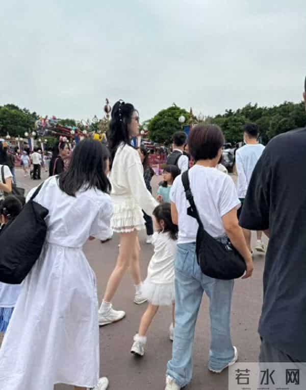 奚梦瑶晒合照为女儿庆生，儿女罕见露脸，一个像爸一个像妈腿都长