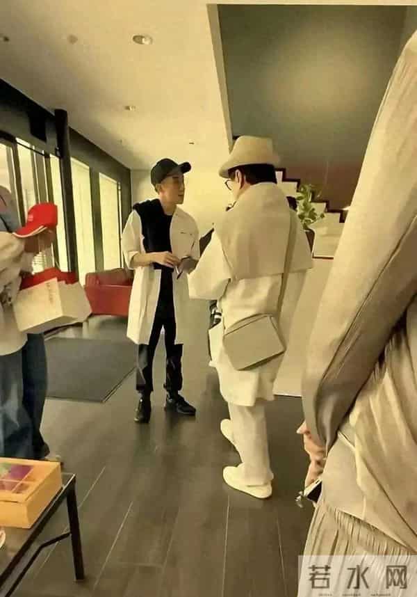 71岁成龙在瑞士，与儿子结伴同行，房祖名瘦脱了相，与爸爸一般高