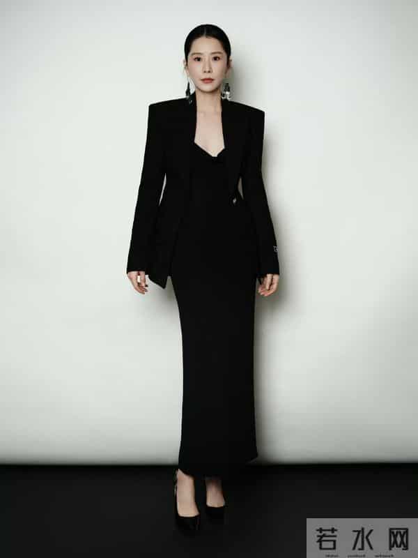 简单黑裙也惊艳!海清的身段和清冷气质,自然又高级